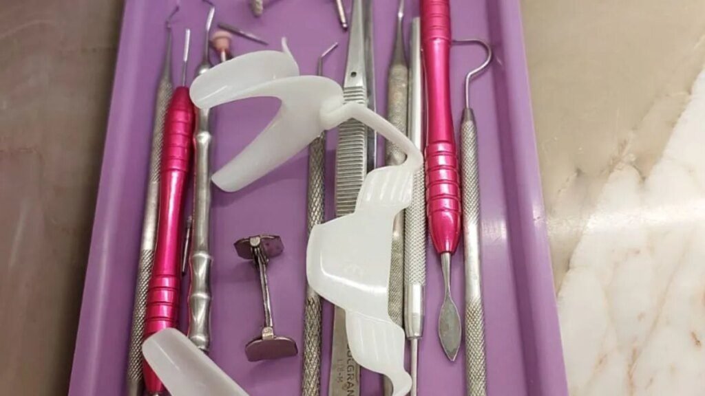 Dentista é detida em Curitiba por suspeita de falsificação de remédios Dentista é presa em Curitiba suspeita de falsificação de remédios