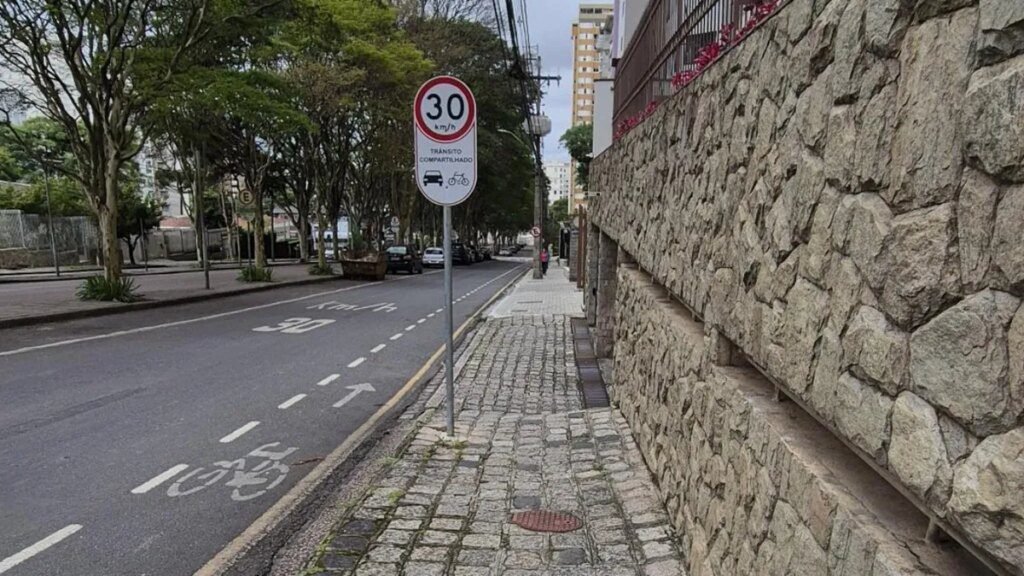 Curitiba é boa para pedestres? Estudo revela desafios do caminhar