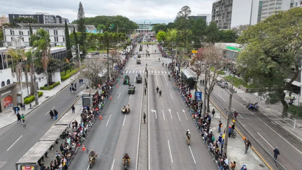 Desfile da Independência em Curitiba reúne 6,5 mil pessoas 6,5 mil pessoas vão em Desfile da Independência em Curitiba