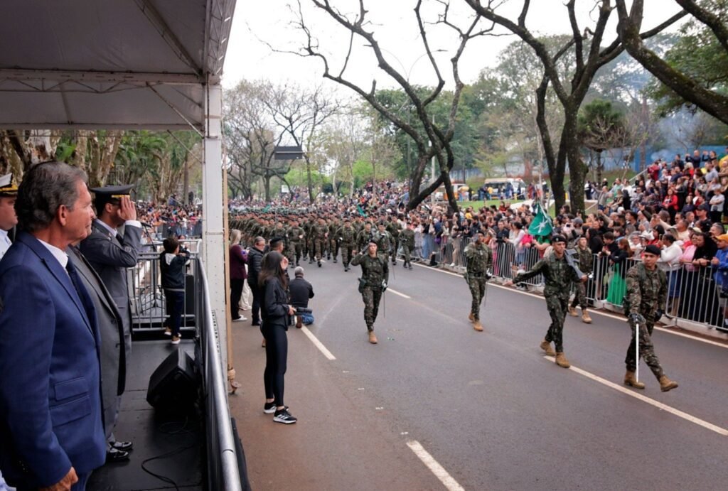 Avenida Paraná reúne 15 mil pessoas no desfile de 7 de Setembro em Foz do Iguaçu - O Paraná
