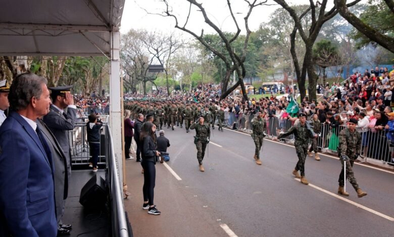 Avenida Paraná reúne 15 mil pessoas no desfile de 7 de Setembro em Foz do Iguaçu - O Paraná