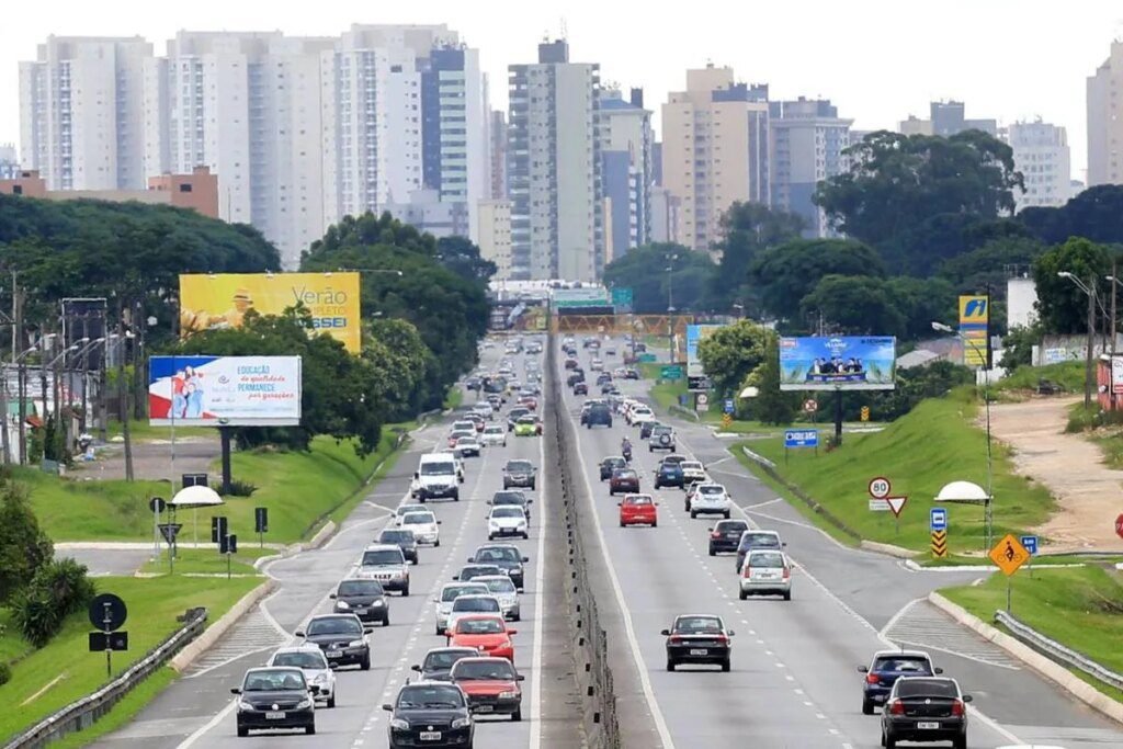 Engavetamento na BR-277 causa congestionamento no sentido Litoral
