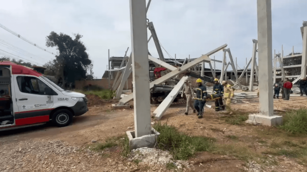 Estrutura de obra desaba e operários ficam feridos em Pinhais Estrutura de obra cai e trabalhadores ficam feridos em Pinhais