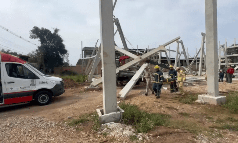 Estrutura de obra cai e trabalhadores ficam feridos em Pinhais
