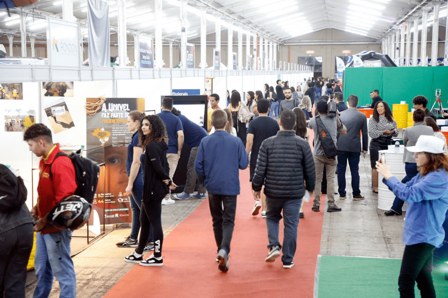 Feira das profissões 2025 acontece nesta quinta em Cascavel Participe da Feira das Profissões em Cascavel. Conheça mais de 30 entidades e descubra oportunidades de carreira gratuitas - Foto: Secom