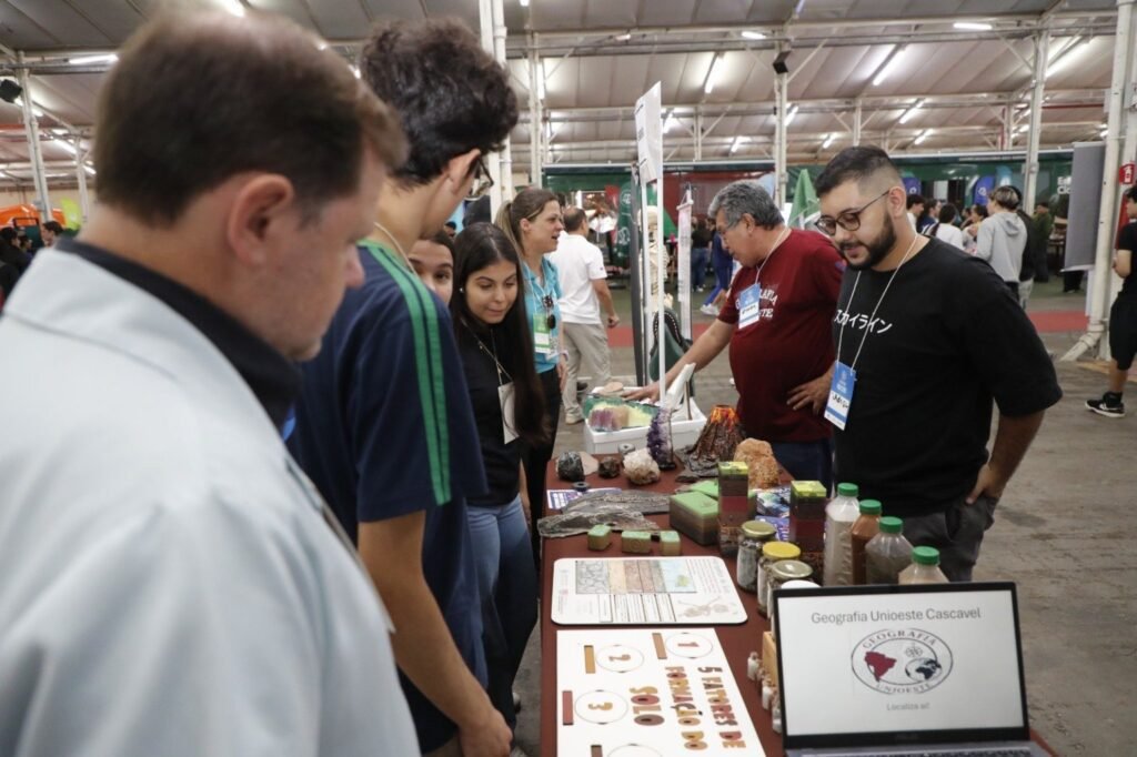 Feira das profissões ajuda jovens na escolha acadêmica 4ª Feira das Profissões orienta jovens na escolha acadêmica