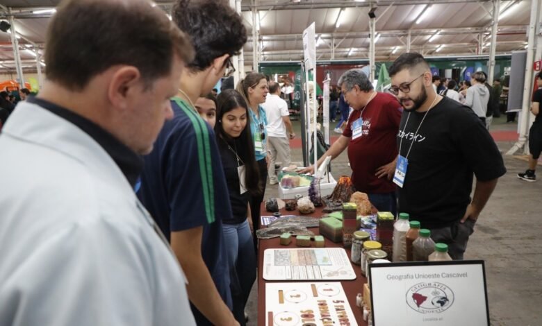 4ª Feira das Profissões orienta jovens na escolha acadêmica