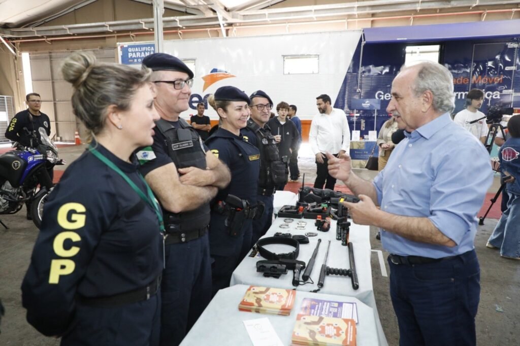 Feira das profissões ajuda jovens na escolha acadêmica e profissional Feira das Profissões orienta jovens na escolha acadêmica e profissional - O Paraná
