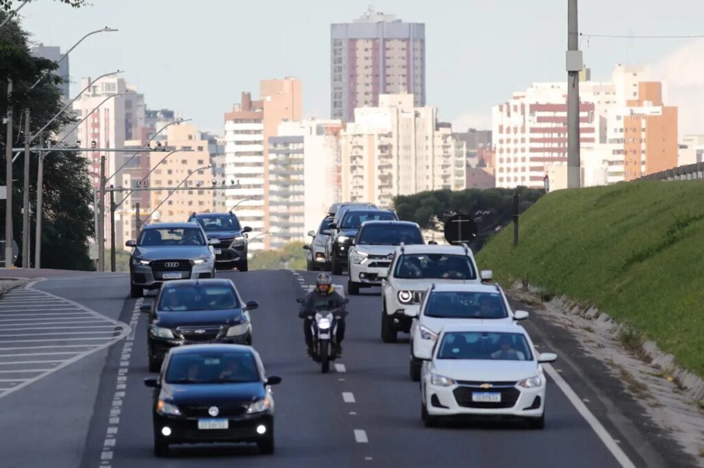 Retorno do feriado prolongado movimenta estradas rumo a Curitiba