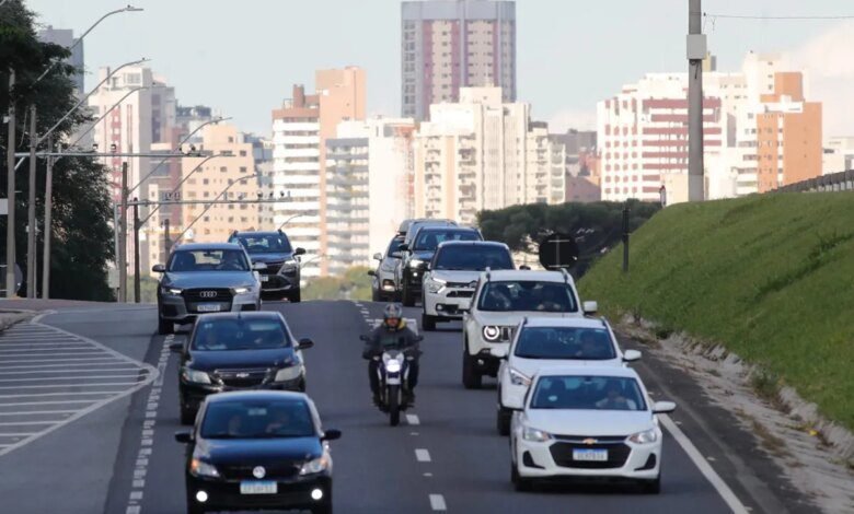 Retorno do feriado prolongado movimenta estradas rumo a Curitiba