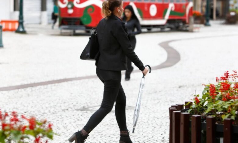 Frente fria avança pelo Paraná e traz chuva neste fim de semana