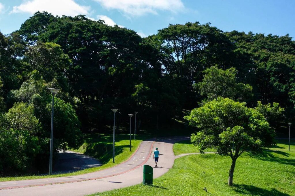 Frente fria deve alterar previsão do tempo em Curitiba Nova frente fria pode mudar previsão do tempo em Curitiba