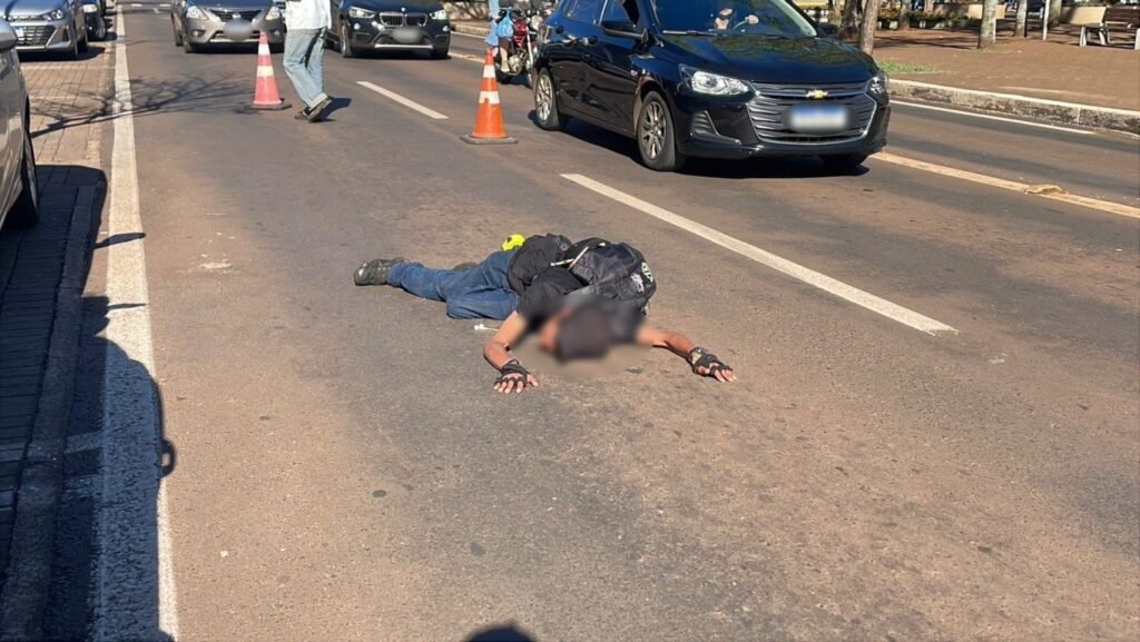 Homem cai na Avenida Brasil e aciona equipes de socorro Foto: Luiz Felipe Max/SOT
