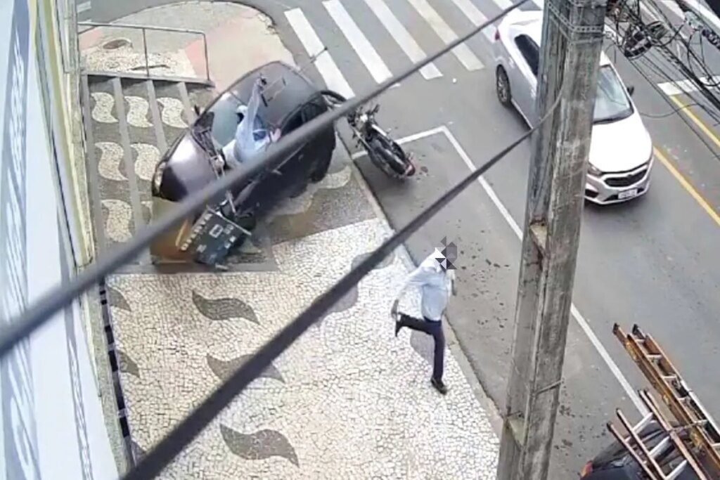 Homem de muleta é atropelado na calçada na RMC; Vídeo