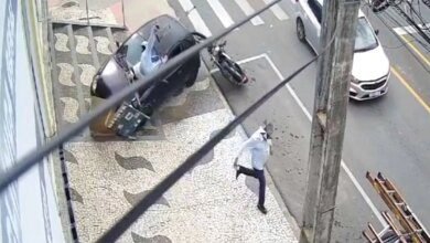 Homem de muleta é atropelado na calçada na RMC; Vídeo