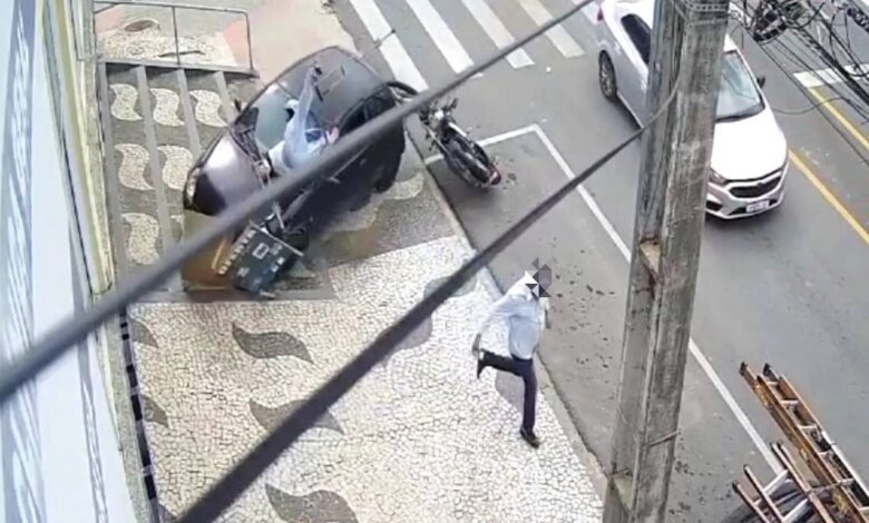 Homem de muleta é atropelado na calçada na RMC; Vídeo