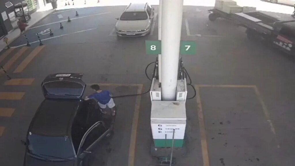 Homem é detido por roubo de 410 litros de gasolina em Curitiba Homem é preso por furtar 410 litros de gasolina em Curitiba; vídeo