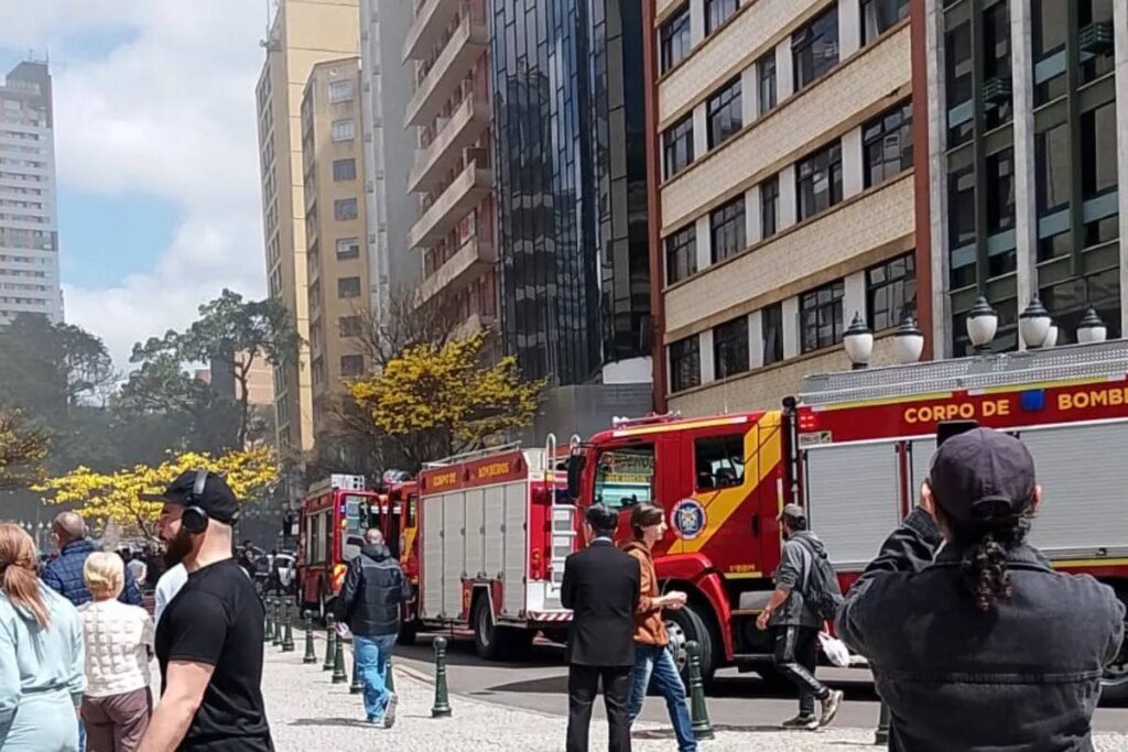 Incêndio afeta prédio na menor avenida do mundo em Curitiba Incêndio atinge prédio na menor avenida do mundo, em Curitiba