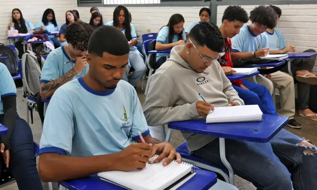 MEC começa a pagar a 7ª parcela do programa Pé-de-Meia Entenda como o MEC beneficiará 3,4 milhões de estudantes com a sétima parcela do programa Pé-de-Meia neste mês - Foto: Antônio Cruz/Agência Brasil