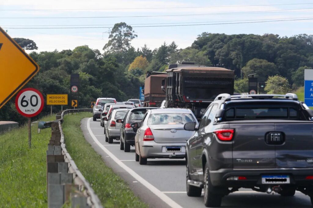 Movimento nas estradas que ligam Curitiba no feriado de 7 de setembro Movimento estradas que cortam Curitiba do feriado de 7 de setembro