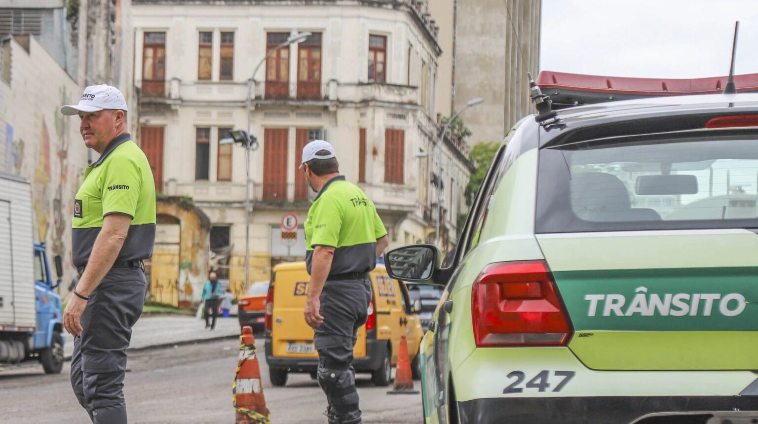 Obras de asfalto alteram trânsito do Centro de Curitiba
