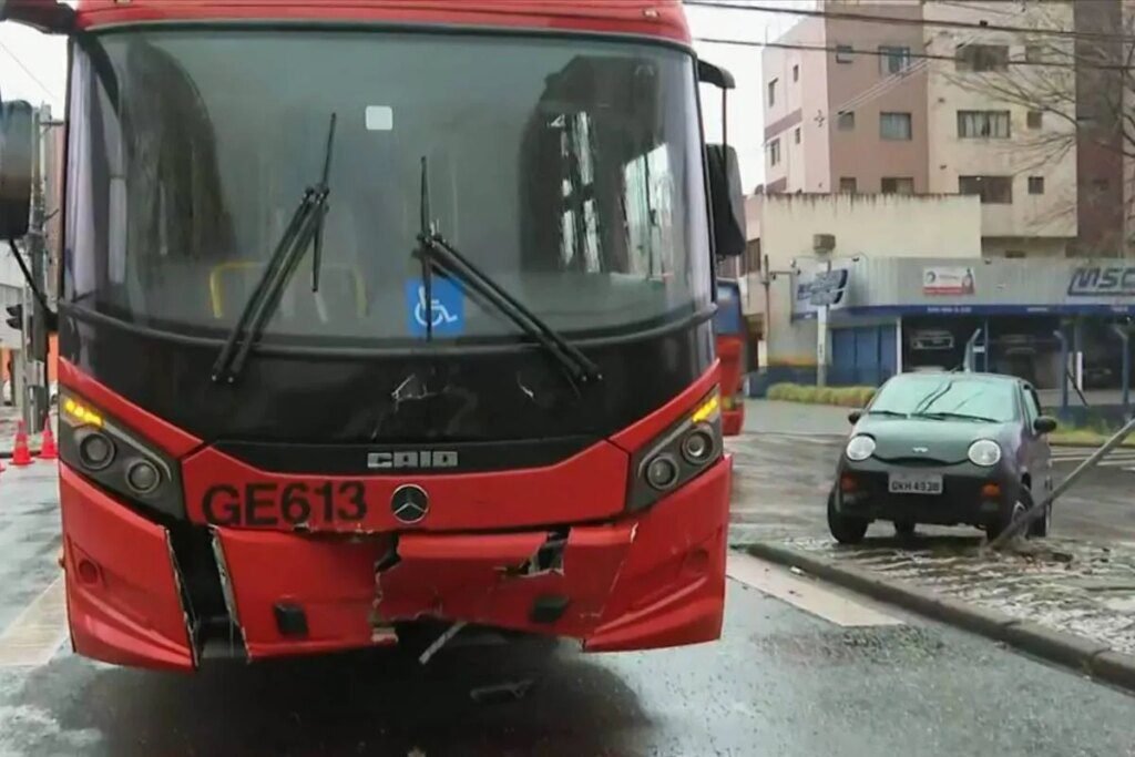 Novo acidente com biarticulado em cruzamento de Curitiba Cruzamento caótico em bairro de Curitiba tem novo acidente com biarticulado
