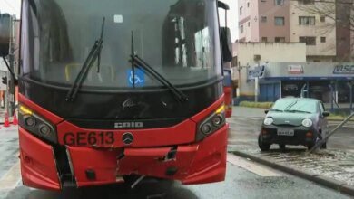 Cruzamento caótico em bairro de Curitiba tem novo acidente com biarticulado