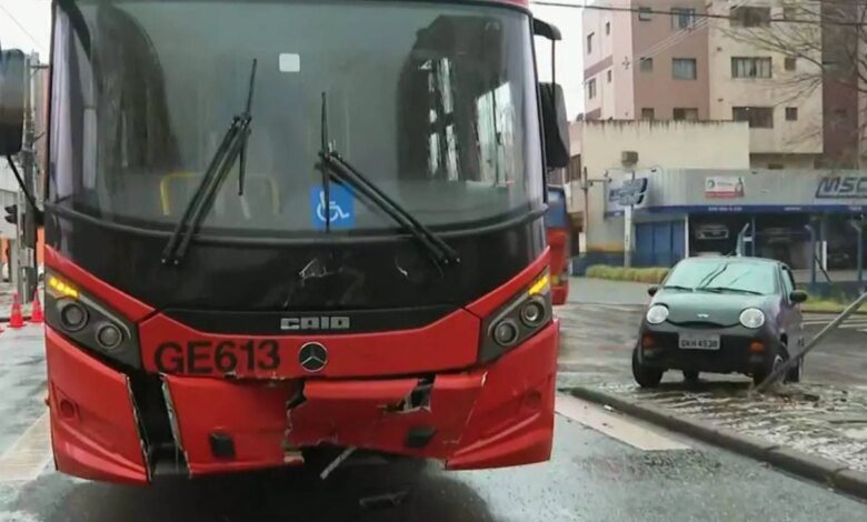 Cruzamento caótico em bairro de Curitiba tem novo acidente com biarticulado