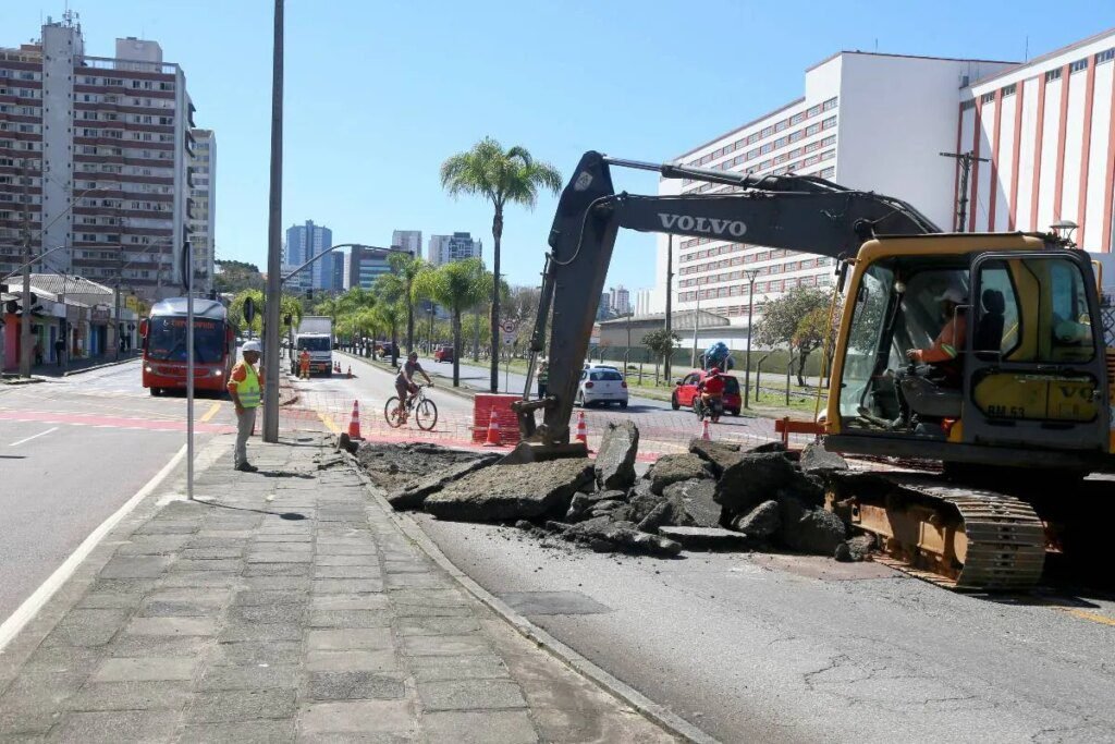 Obras interditam acessos à Rodoferroviária com novo ligeirão Novo ligeirão tem obras que interditam acessos à Rodoferroviária