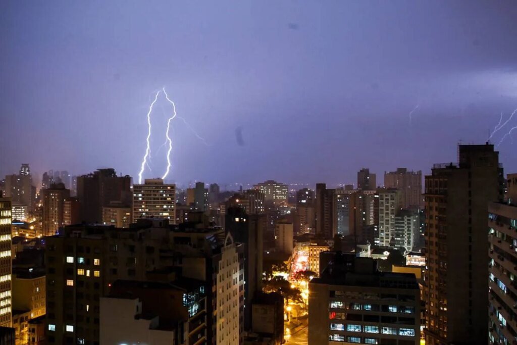 Em menos de dois dias, Paraná registra mais de 28 mil raios