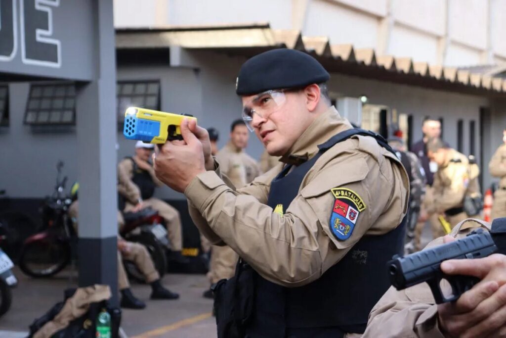 Polícia Militar do Paraná utiliza Taser 32 vezes desde agosto Desde agosto, Polícia Militar usou Taser 32 vezes no Paraná