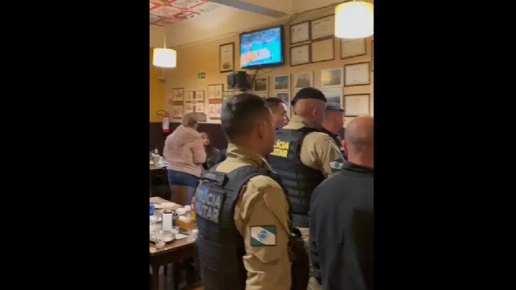Policial de folga atira e fere homem no Barbaran, Curitiba Homem é baleado por policial de folga no Barbaran, em Curitiba