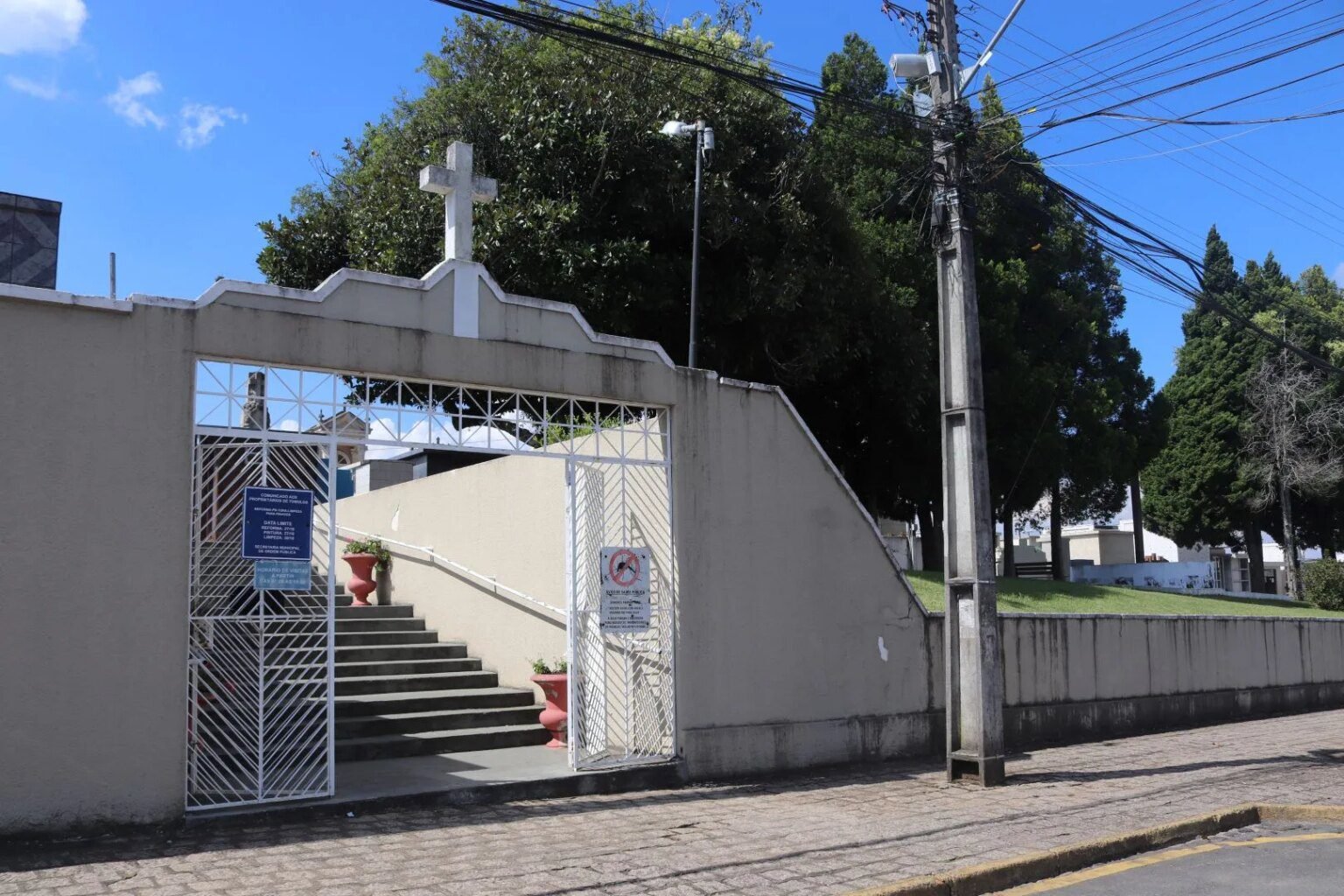 Prefeitura da RMC autoriza comércio em cemitério para renda extra Renda extra? Prefeitura da RMC abre permissão pra comércio em cemitério