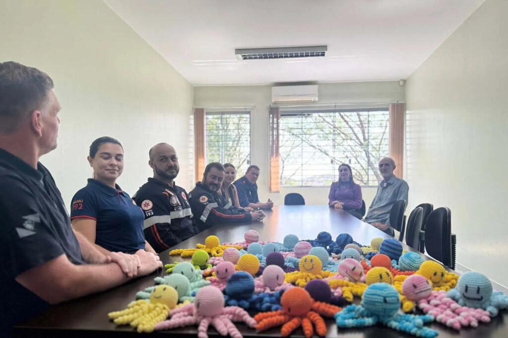 Presos fazem polvos de crochê para crianças atendidas pelo Samu