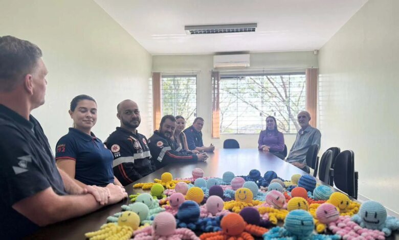 Presos fazem polvos de crochê para crianças atendidas pelo Samu