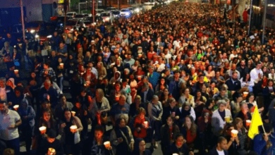 Procissão conduzida por Pe. Manzotti bloqueia ruas de Curitiba