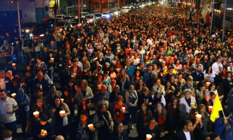 Procissão conduzida por Pe. Manzotti bloqueia ruas de Curitiba