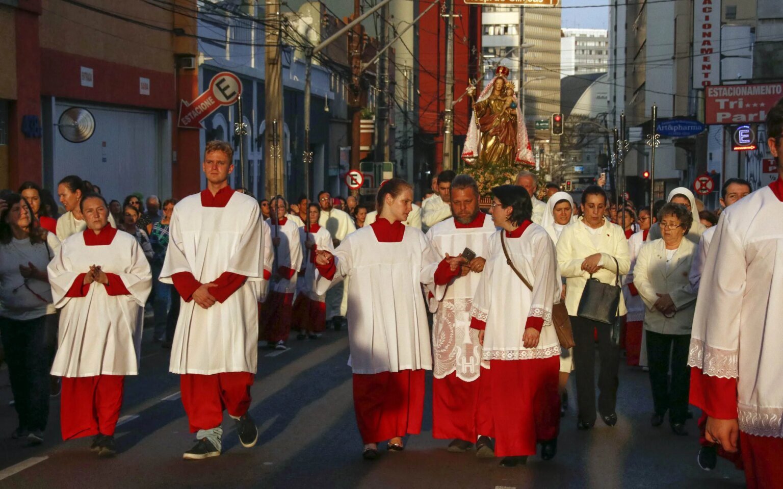Procissão provoca mudanças no trânsito de Curitiba hoje Procissão altera trânsito no Centro de Curitiba nesta quinta