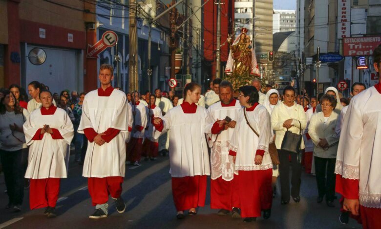 Procissão altera trânsito no Centro de Curitiba nesta quinta
