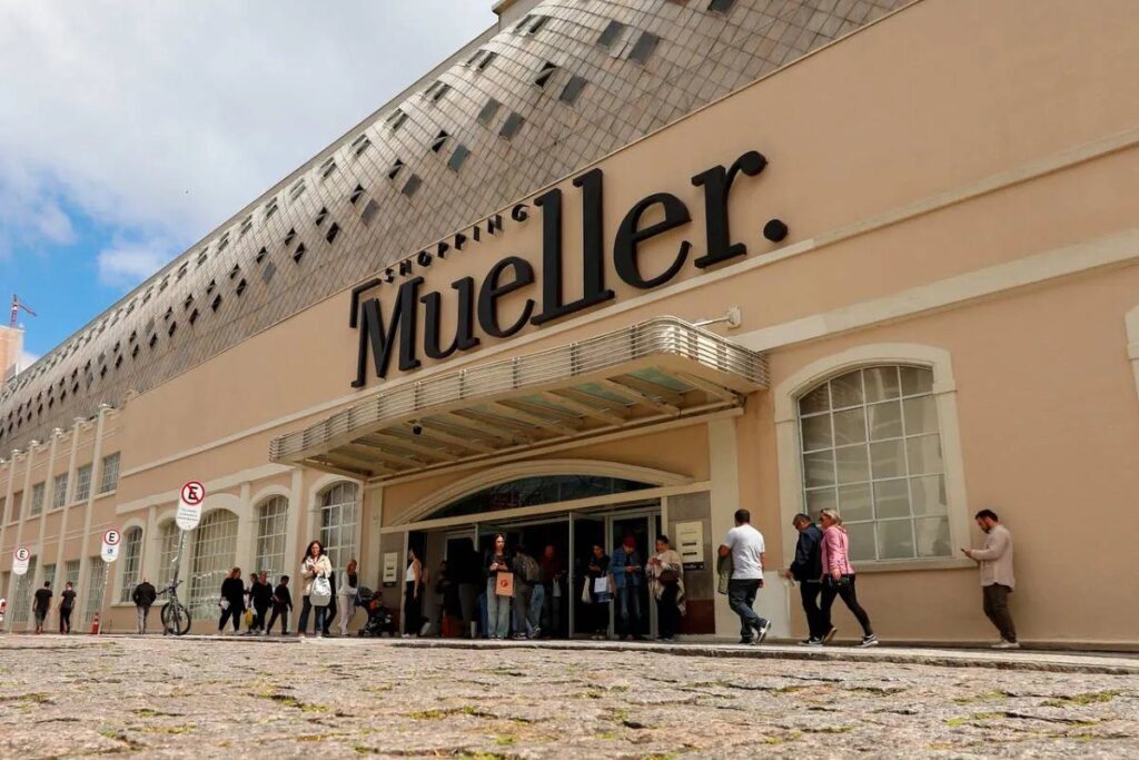 Shopping pioneiro mudou os fins de semana em Curitiba