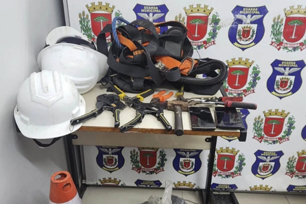 Técnicos falsos são presos por furto de cabos em Curitiba Falsos técnicos de internet são presos furtando cabos em Curitiba