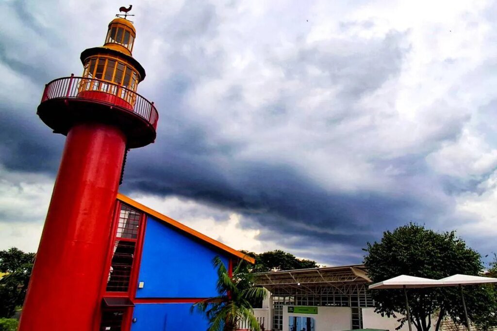 Alerta de tempestade encosta em Curitiba nesta terça-feira