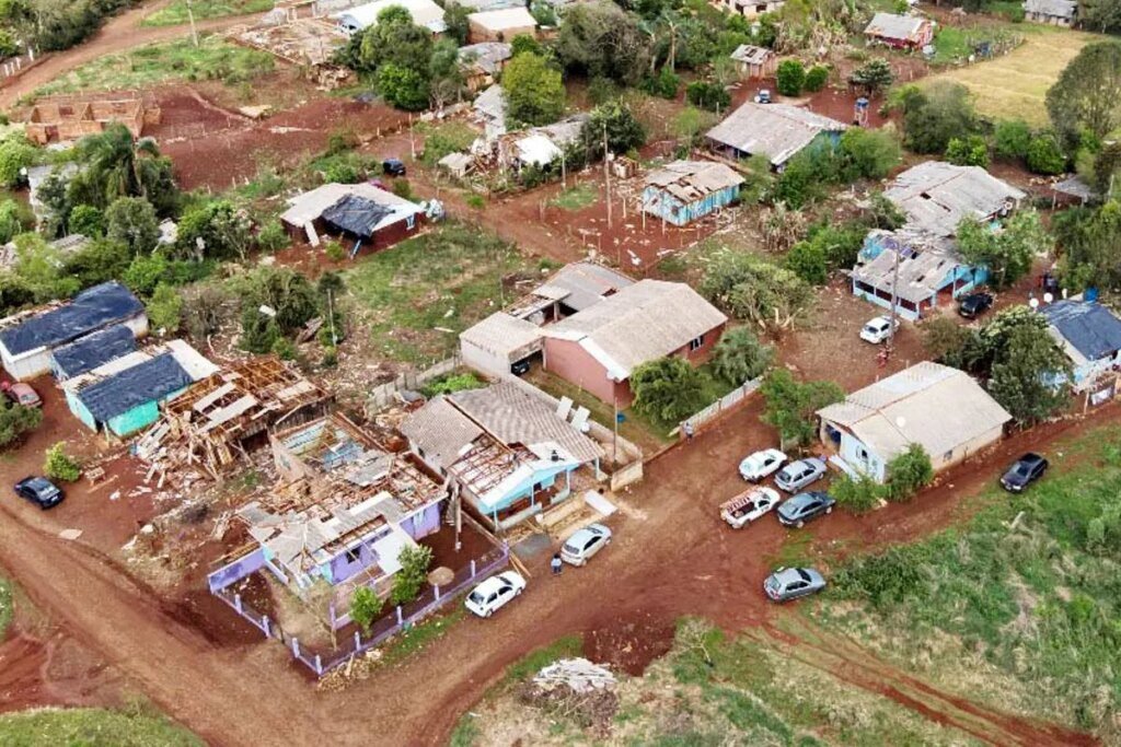 Tornado no Paraná provoca destruição com ventos de 120 km/h Tornado no Paraná causa destruição com ventos de 120 km/h
