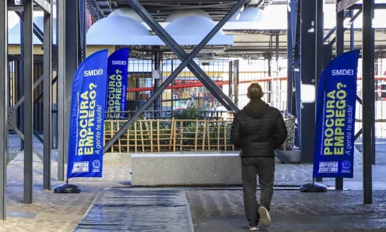 Ação oferta vagas de emprego em terminais de ônibus de Curitiba