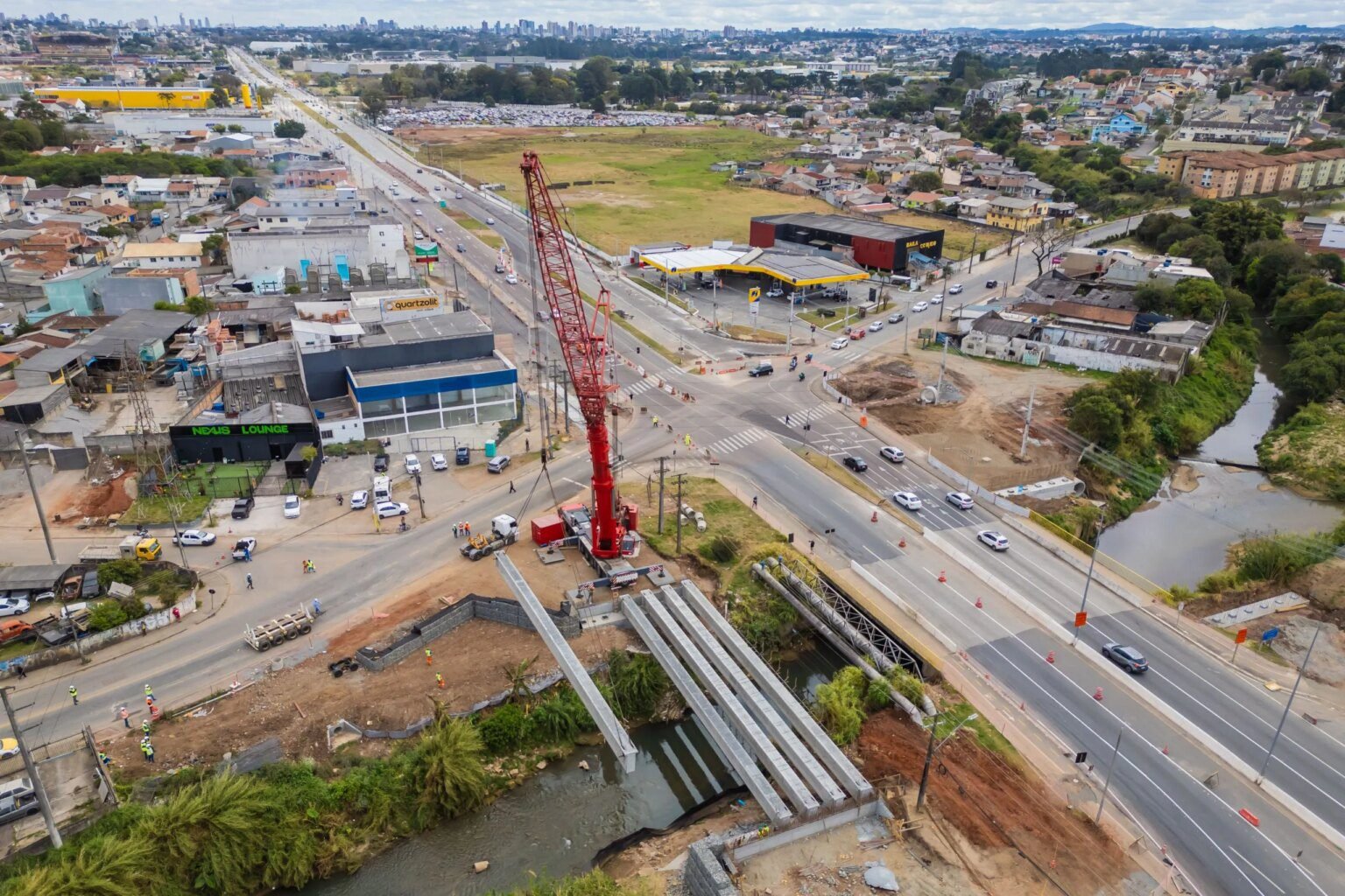 Vigas chegam à obra do novo viaduto em Curitiba Vigas gigantes chegam a obra de novo viaduto em Curitiba