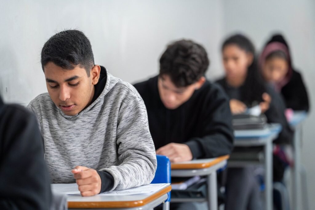 215 mil alunos do Paraná chegam à fase final do ano letivo 215 mil alunos do Paraná participam da reta final