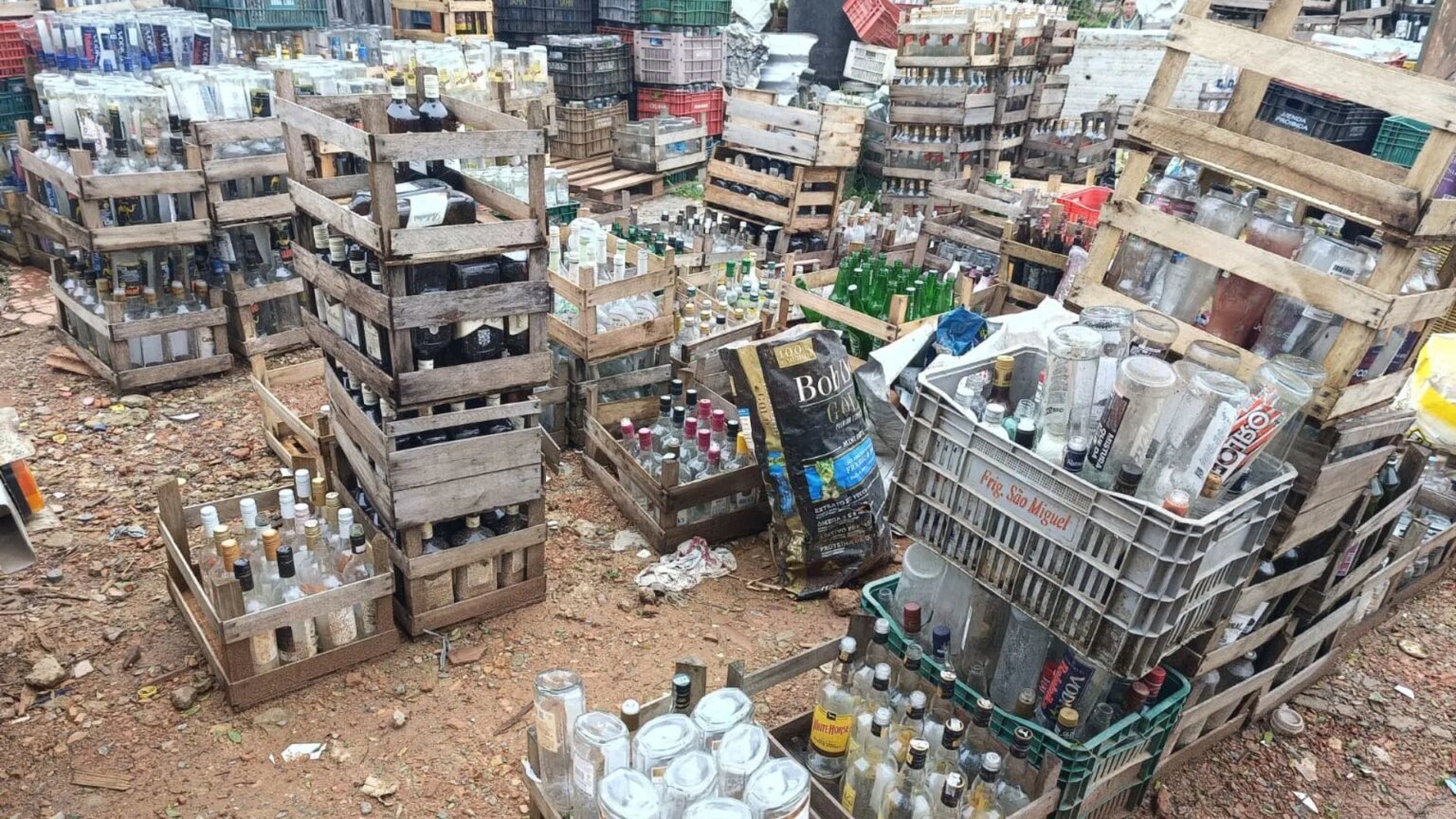 300 mil garrafas de bebidas importadas são destruídas em Curitiba