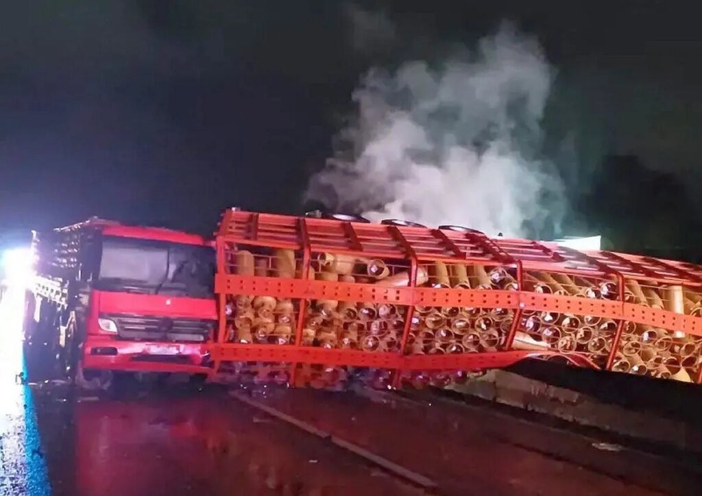 Acidente bloqueia BR-101 em SC e provoca congestionamento até PR Acidente interdita BR-101 em SC e gera congestionamento até divisa com o Paraná
