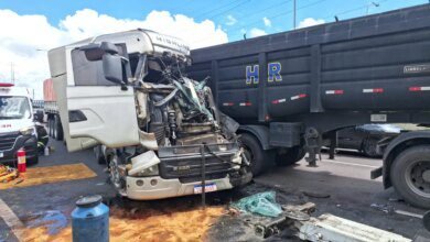 Grave acidente entre dois caminhões na BR-376 deixa motorista ferido