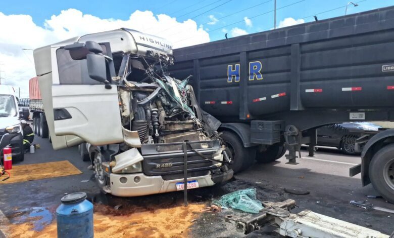 Grave acidente entre dois caminhões na BR-376 deixa motorista ferido